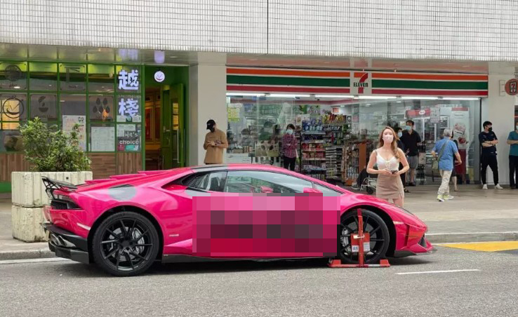有網民發現該駕林寶堅尼跑車，車身上噴有一個加密貨幣平台的字樣。