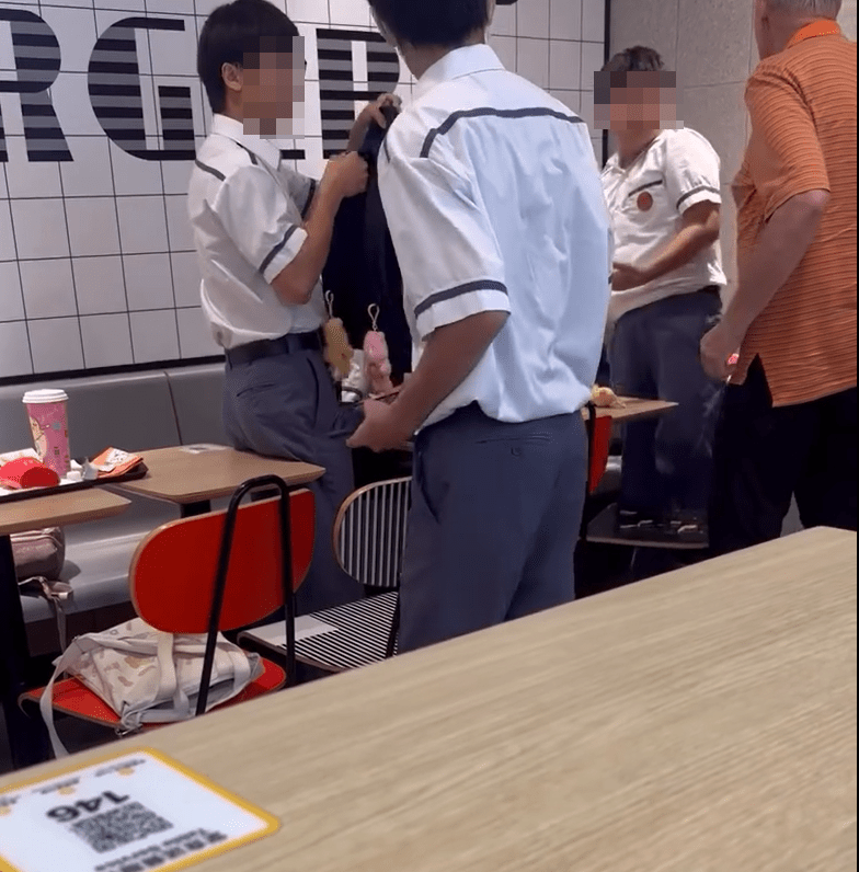 男學生如小熊遇上巨熊，縮起身子。fb：中港改車斗陰影片關注組