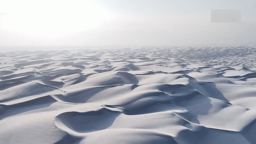 新疆塔克拉瑪干沙漠現「雪海」奇景。（新華社）