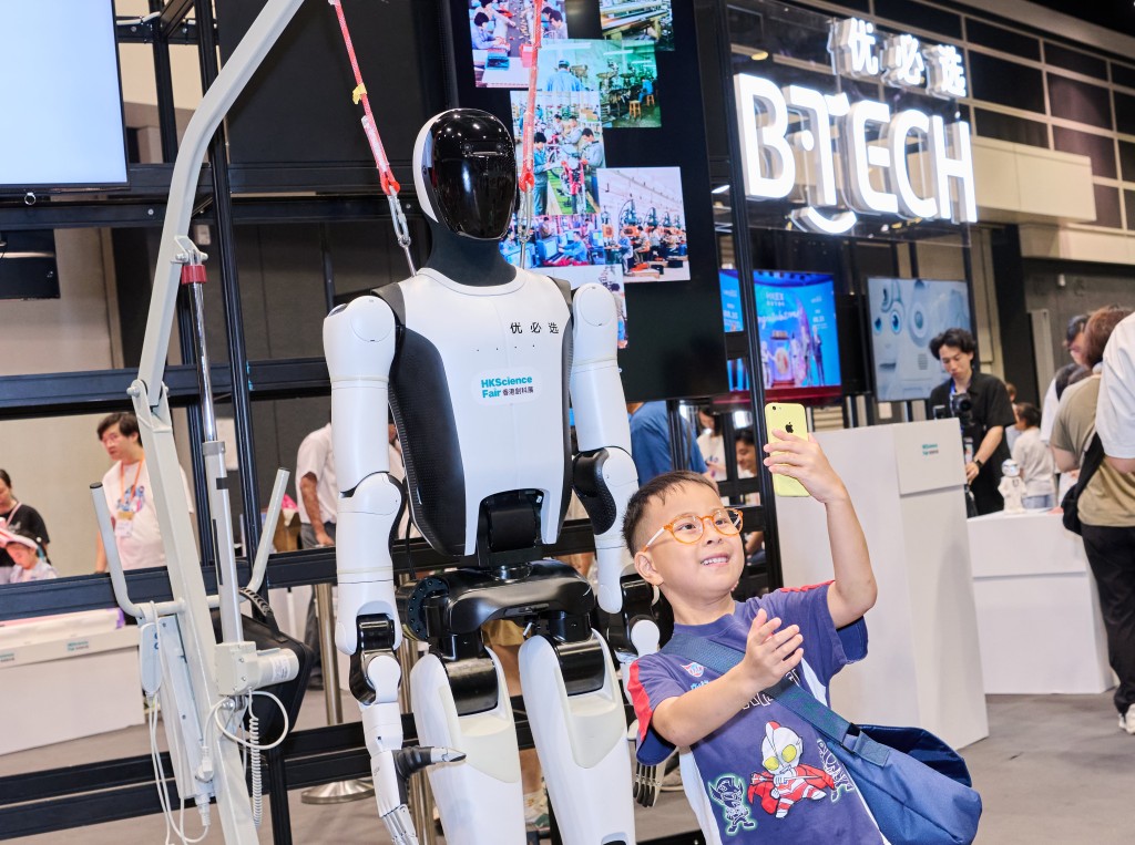 優必選科技（ UBTECH Robotics ）帶來多款先進人形機械人與參觀者互動，吸引大批市民駐足圍觀。