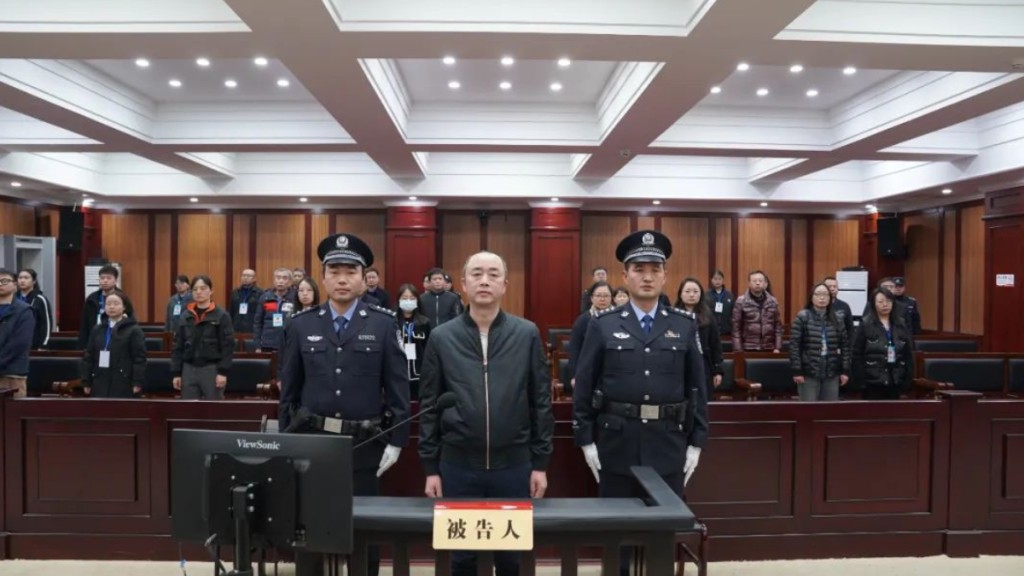 茅台原董事长高卫东受贿1.1亿馀人民币，一审被判无期徒刑。中新网