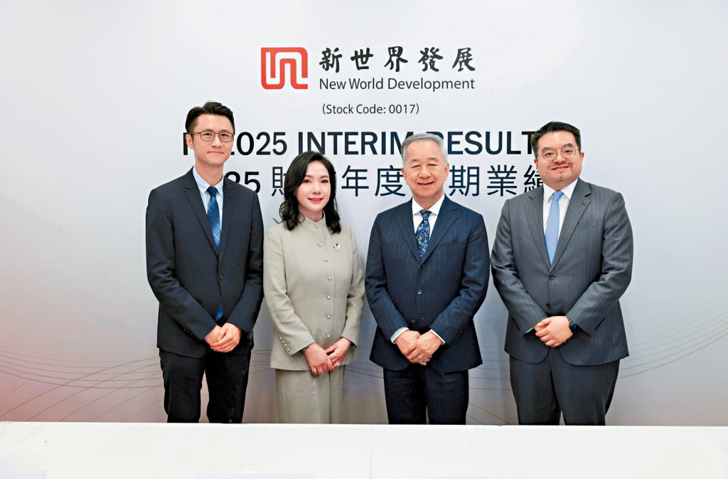 黃少媚(左二)表示,目前集團首要任務是減低整體負債。