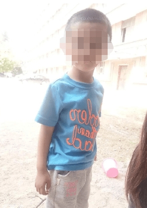 男童被倒下的玻璃砸成重傷,於3日後不治身亡。網圖