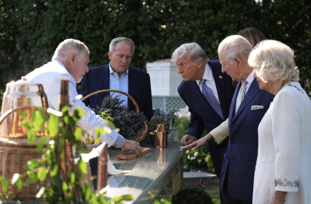 上月英国国王查理斯三世（King Charles III）和皇后卡米拉访美时，总统特朗普和第一夫人梅拉尼娅便带其参观养蜂计划。路透社