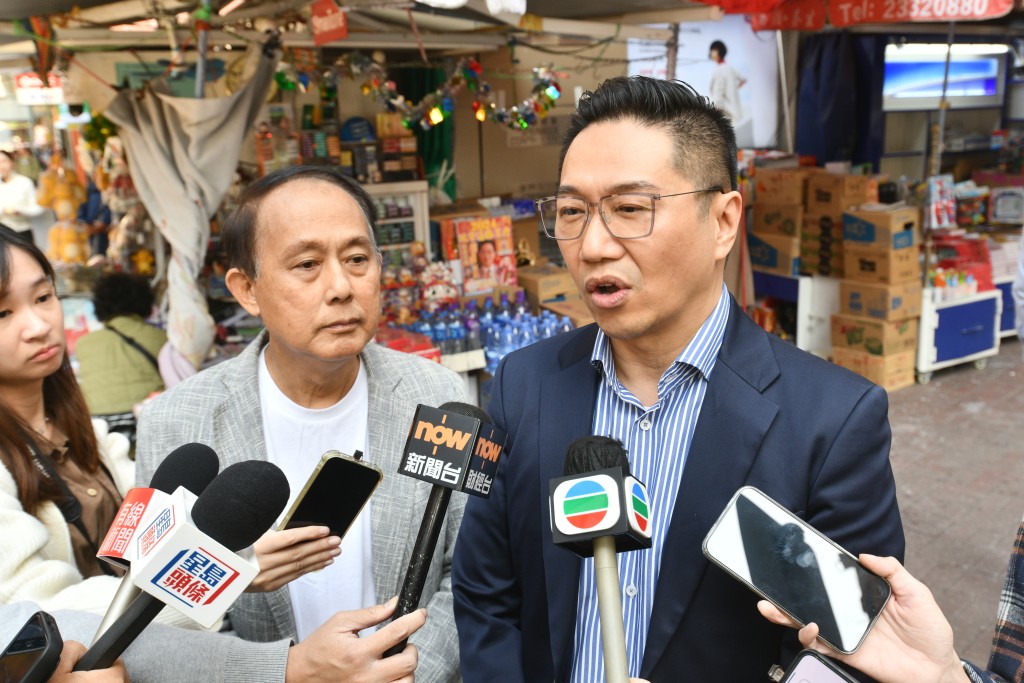 邵家辉（右）与林长富（左）呼吁报贩合力打击老鼠烟。梁国峰摄