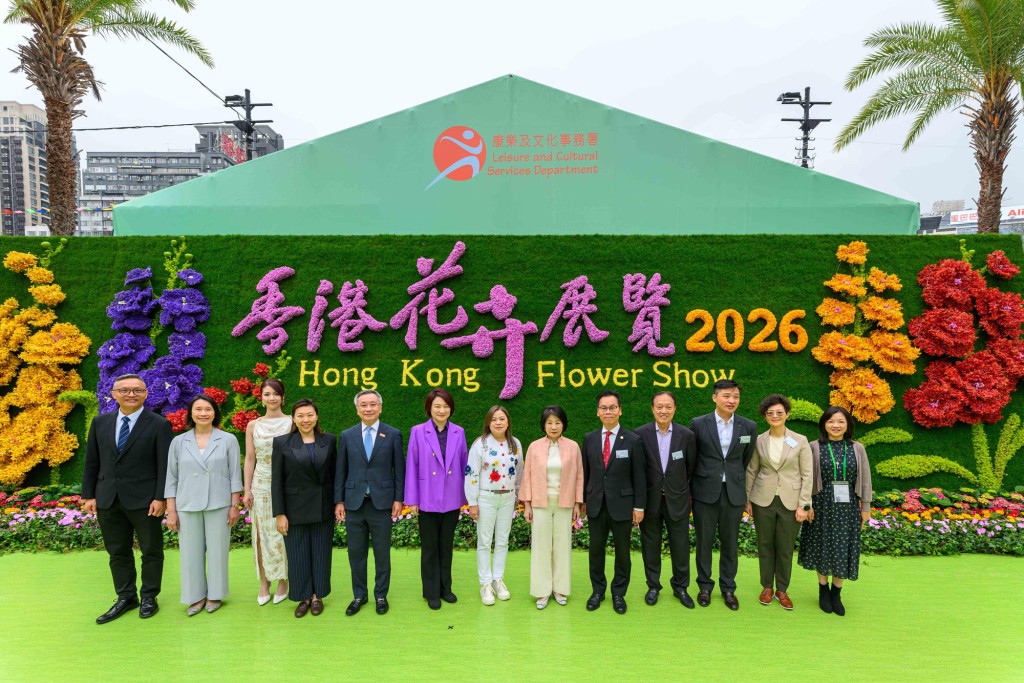 一眾嘉賓參觀2026年香港花卉展覽。馬會提供 一眾嘉賓參觀2026年香港花卉展覽。馬會提供