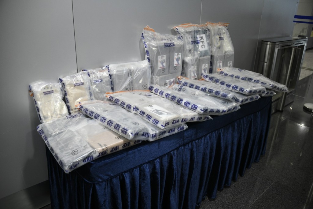 探员在单位内一个行李箱及行李袋，检获59.5公斤怀疑可卡因。