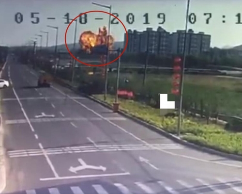 流傳的片段顯示上空突現一團不明煙霧。網圖

