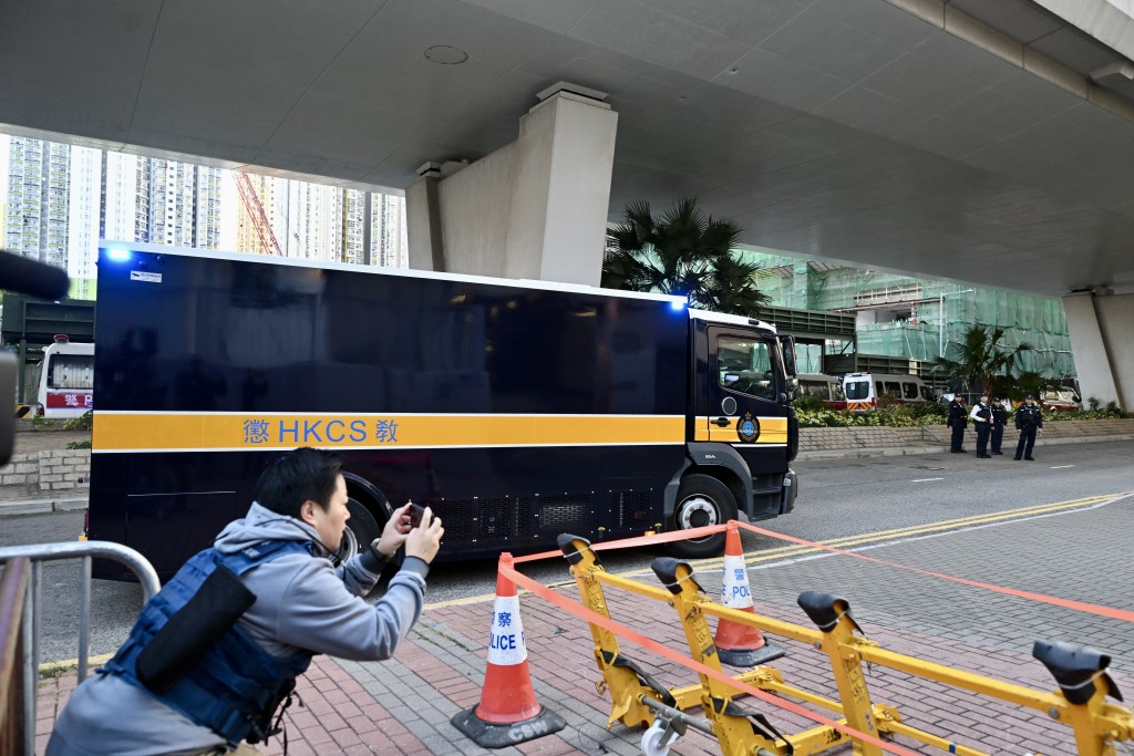 黎智英由囚車押送至法院。 黎智英由囚車押送至法院。