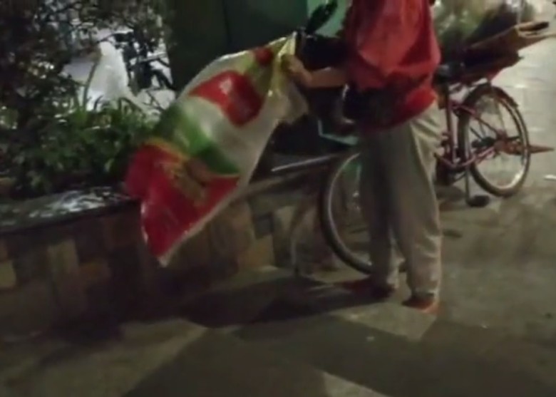 這名女子將衣服入袋帶走。
