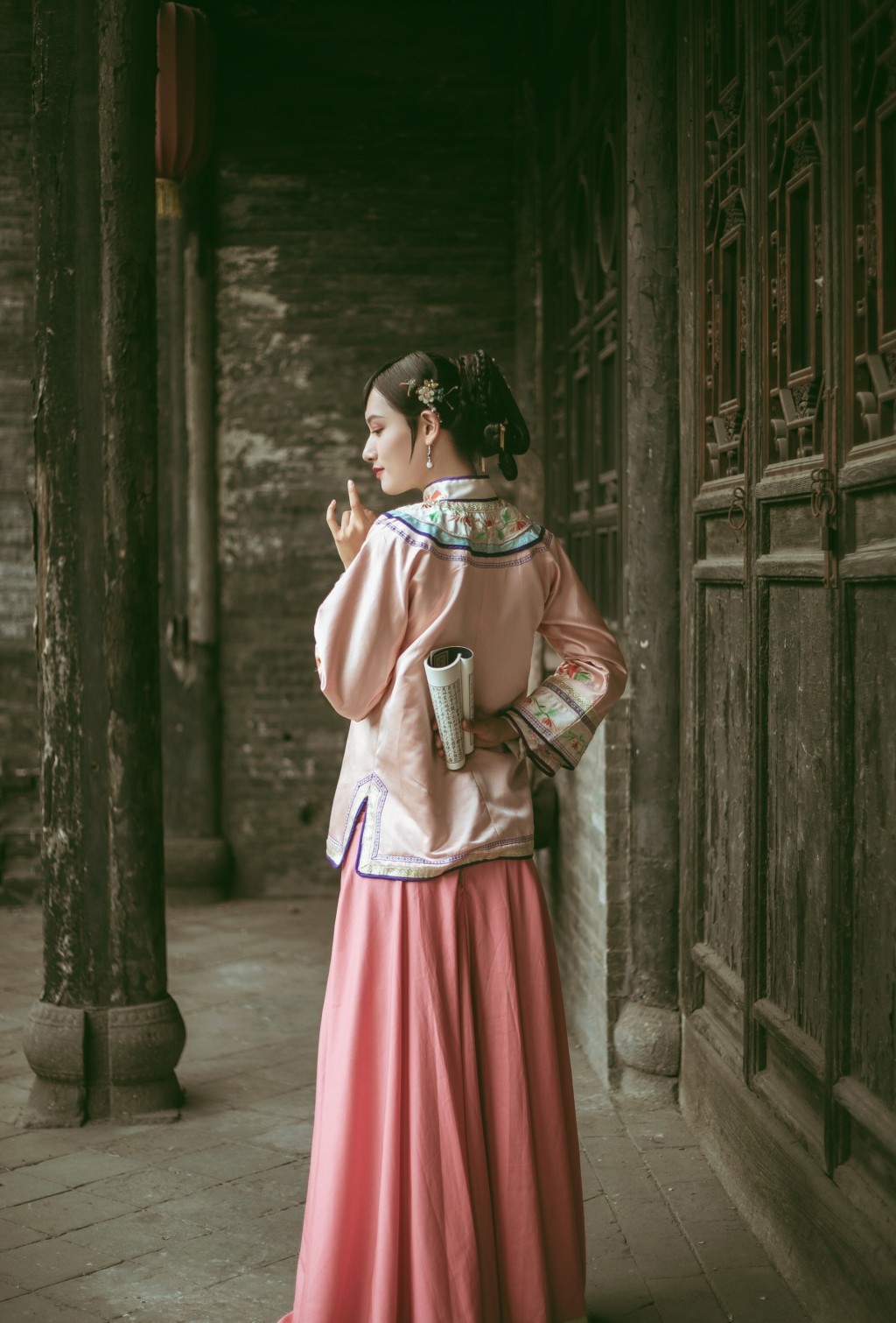 山西平遥古城有很多游客也喜欢换上一身古装拍照留影。微博