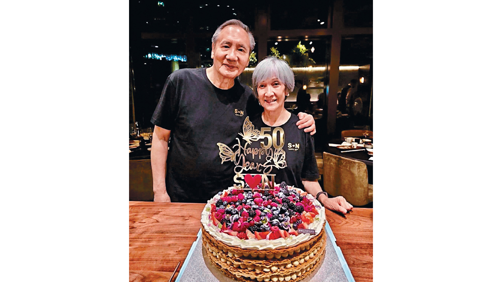 跟太座切餅慶祝金婚