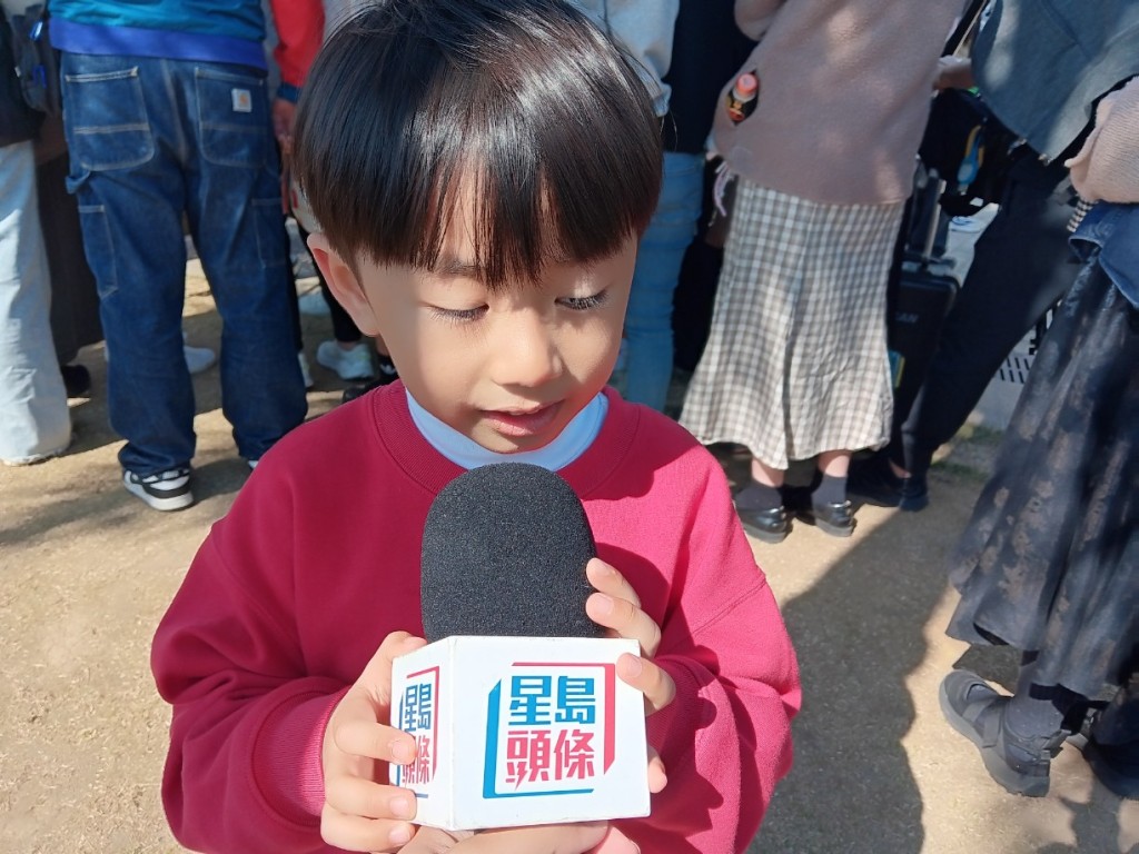 李小朋友覺得氣球「好得意」。