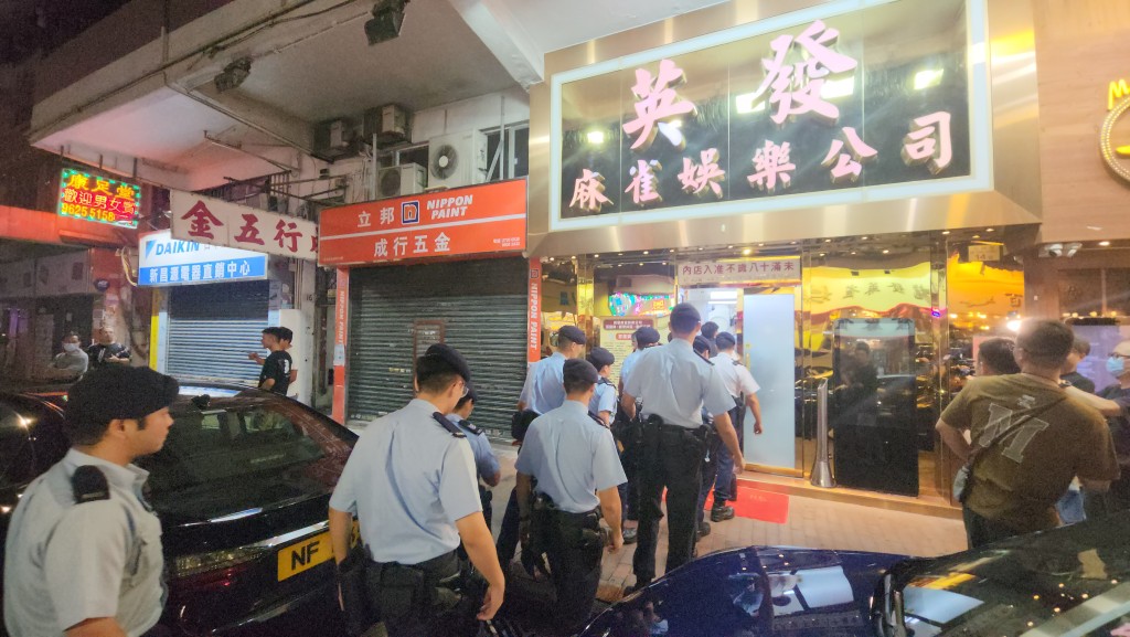 大约50名警员前往深水埗的麻雀馆查牌。黄文威摄