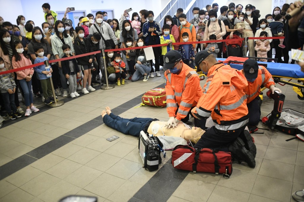 救護員示範急救。