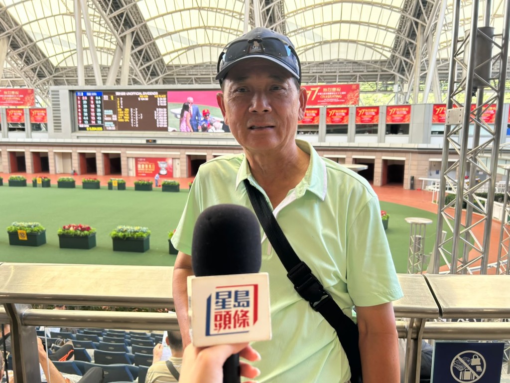 陳先生從英國返港相約朋友一同進場觀賽感受熱鬧。陳翠瑩攝 陳先生從英國返港相約朋友一同進場觀賽感受熱鬧。陳翠瑩攝