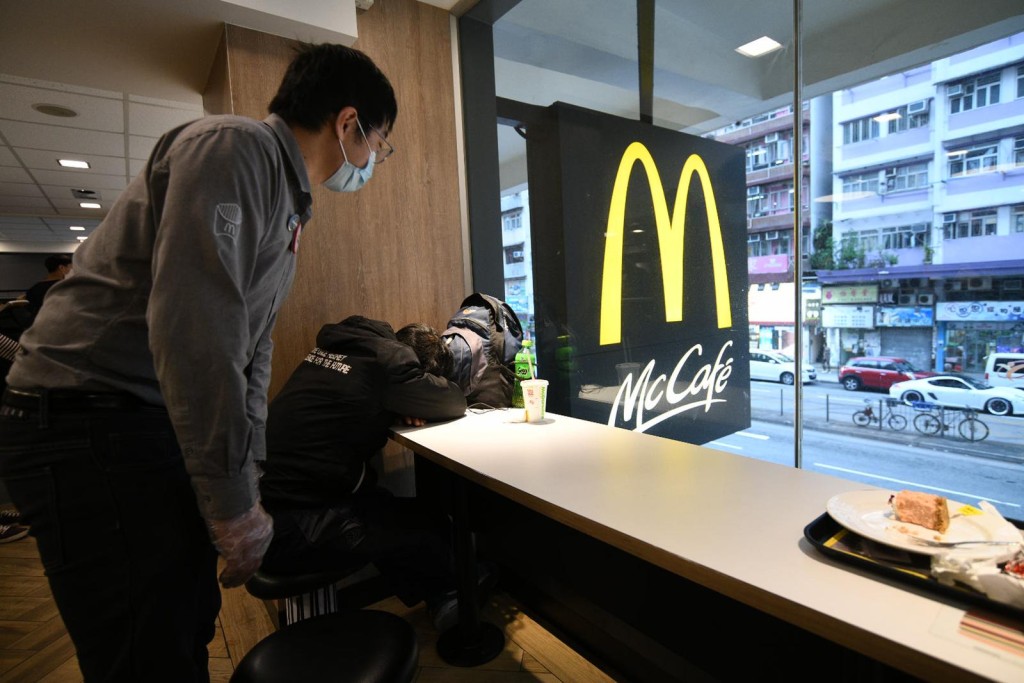 麥當勞餐廳經理告訴顧客要離開。
