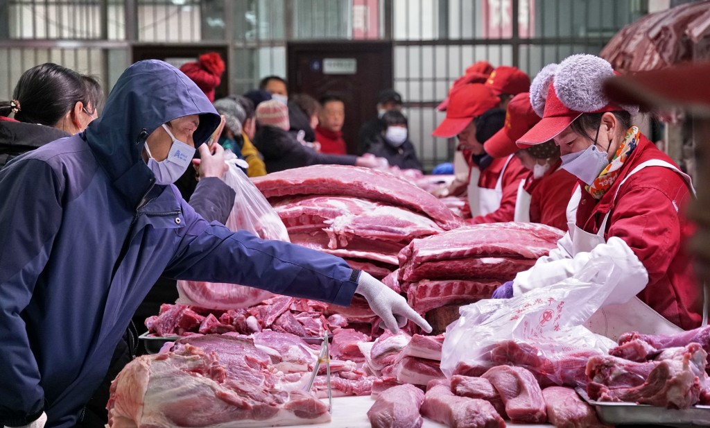 四川11名食堂員工侵佔「優質肉製品」。新華社示意圖