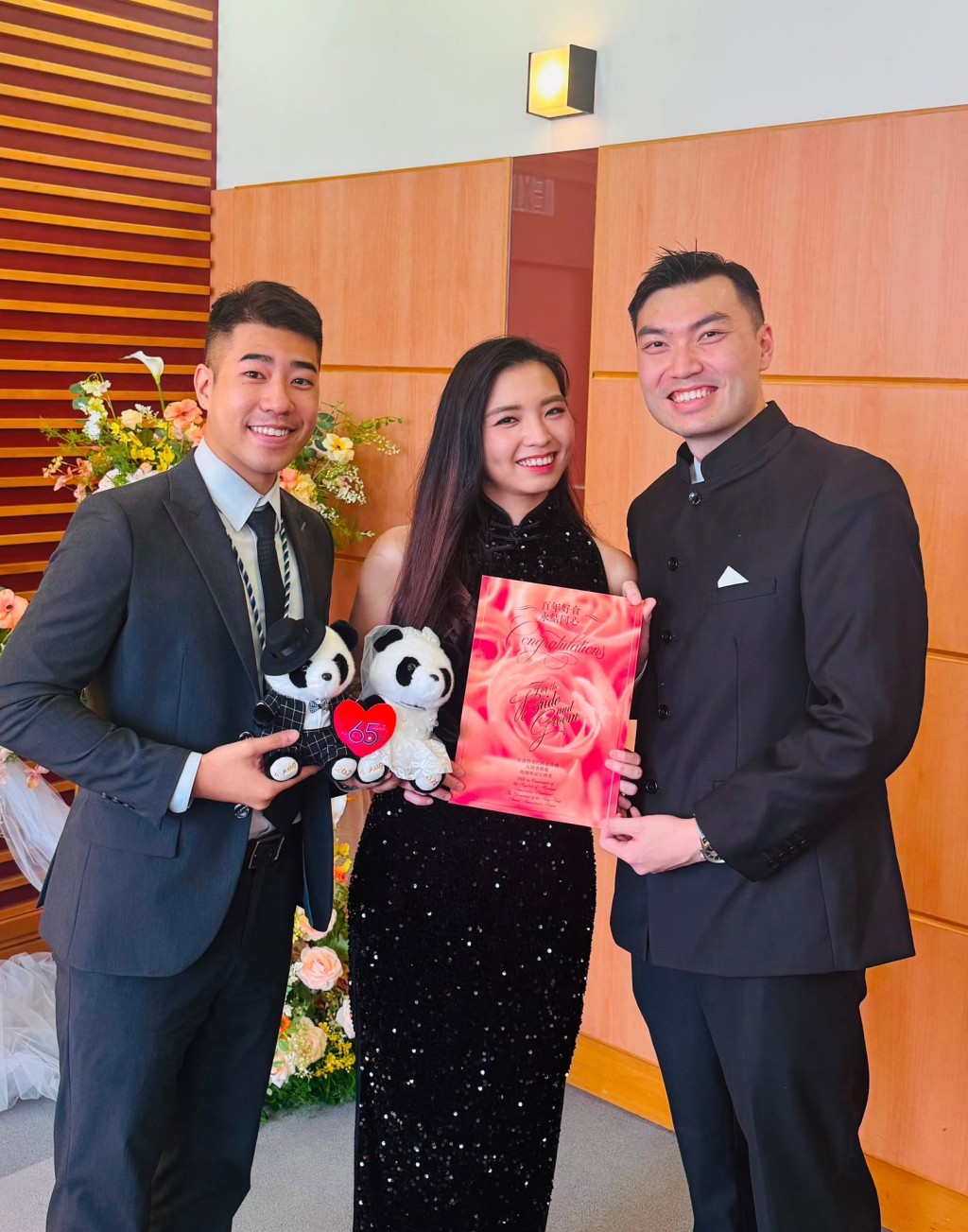 新婚夫婦獲贈大熊貓公仔。 新婚夫婦獲贈大熊貓公仔。