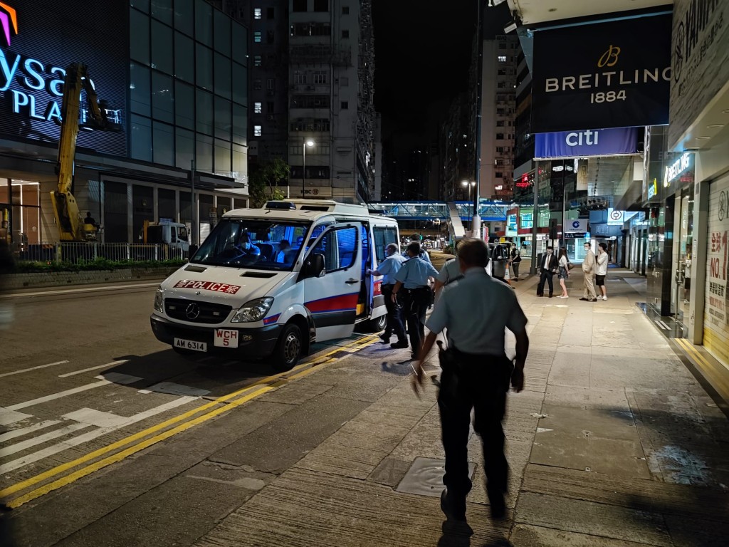 警方於銅鑼灣突擊巡查酒牌場所。警方圖片