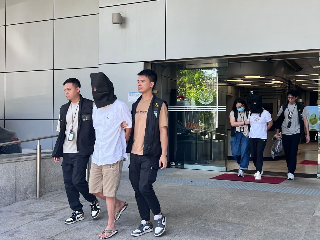 警方拘捕5名男女，當中3人為詐騙集團成員，其餘則為內地司機。