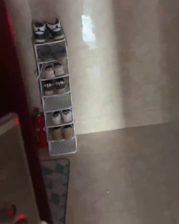 事主在走廊走上掛上婆婆遺照,抗議鄰居將鞋架阻塞通道。搜狐「千里眼」 事主在走廊走上掛上婆婆遺照,抗議鄰居將鞋架阻塞通道。搜狐「千里眼」