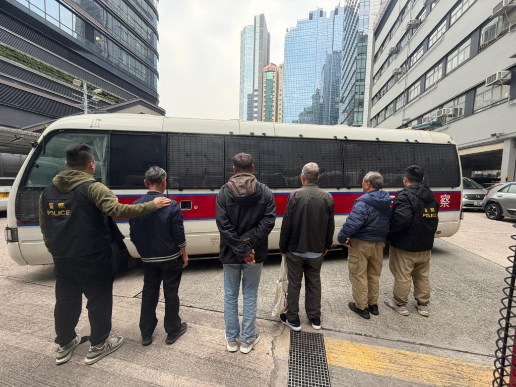 警方于元洲邨拘捕4名本地男子。警方提供