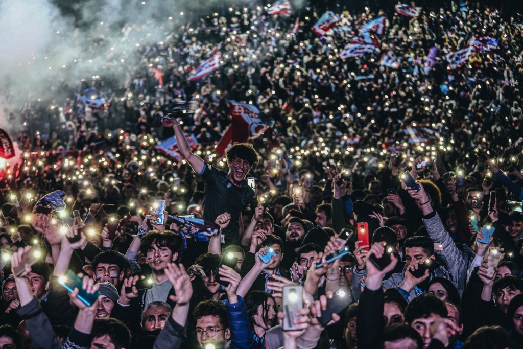 球迷利用手機亮起燈光慶祝。 特拉布宗官方Twitter圖片