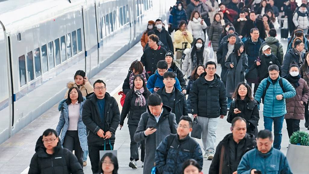 昨日旅客在南京火車站出行。 中新社