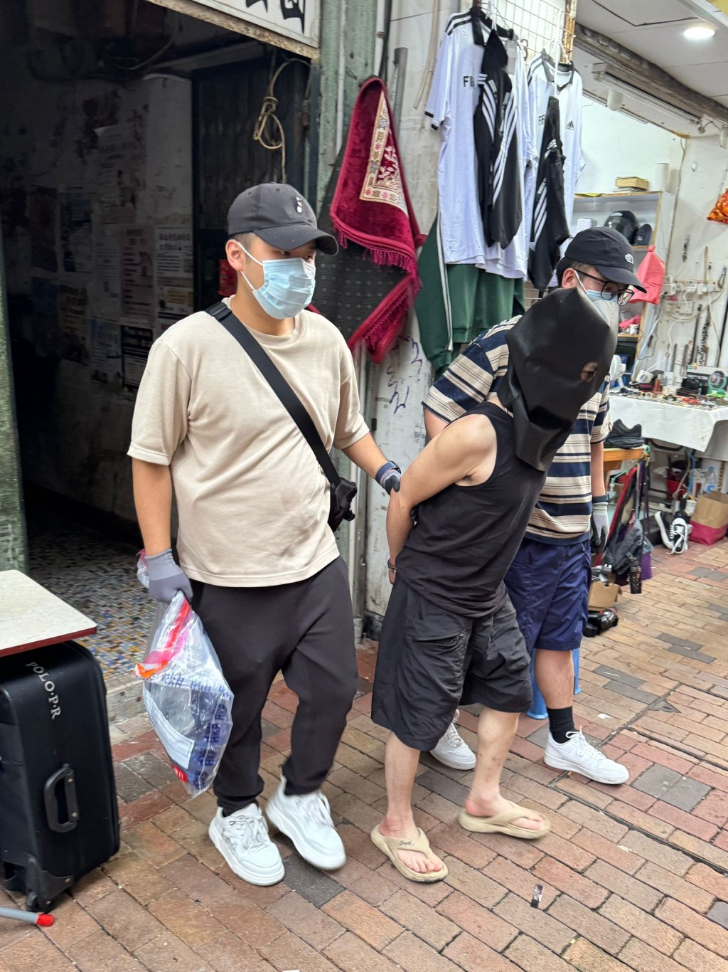 被捕人士帶署調查。 被捕人士帶署調查。