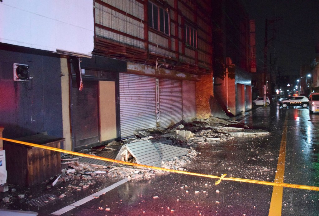 山梨县发生5.6级地震，建筑物墙面崩塌，至少17人受伤。美联社