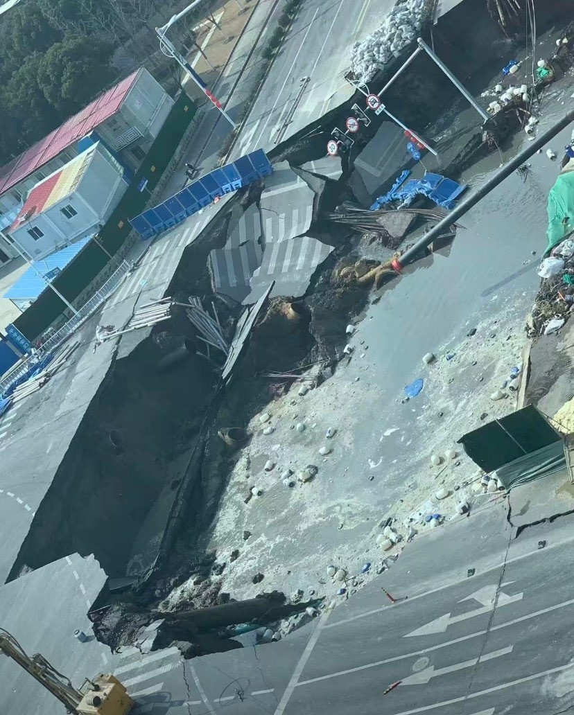 上海地鐵工地滲漏致大面積路陷。