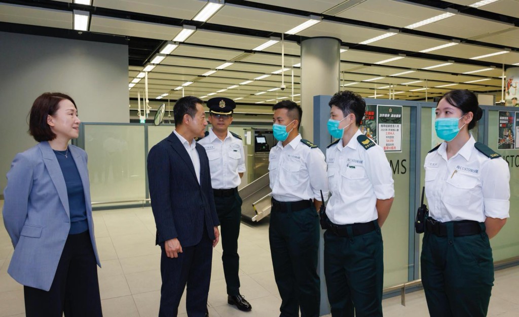 海關關長陳子達及署理副關長(管制及執法)蔣依莉到香園圍了解情況。香港海關FB圖片