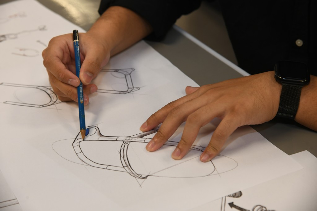 兴趣、观察、能够承受负评是从事产品设计的基本条件，同时亦要懂得从中分析有用的意见，自我增值。