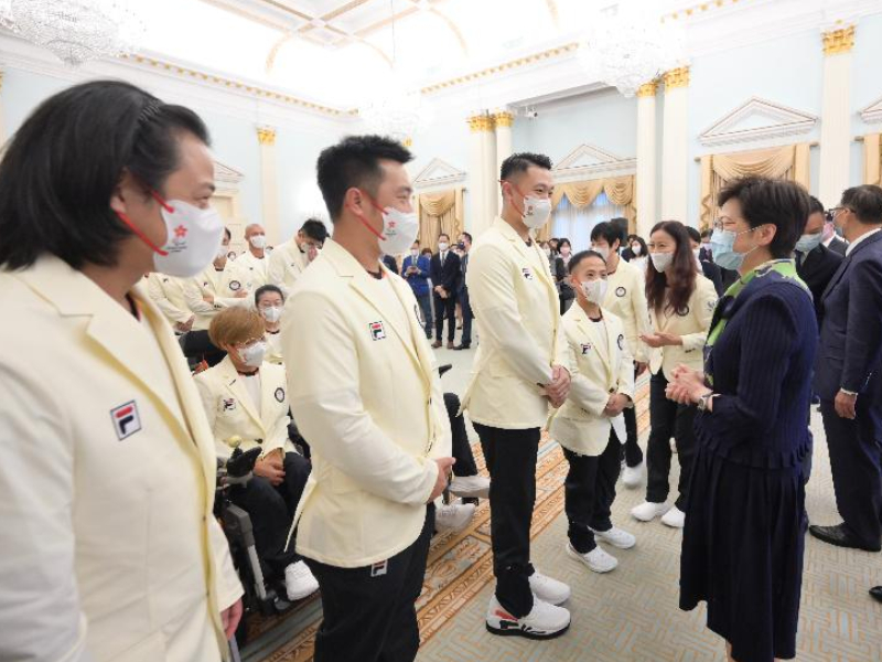林鄭月娥在授旗典禮上與代表團成員交談。政府新聞處