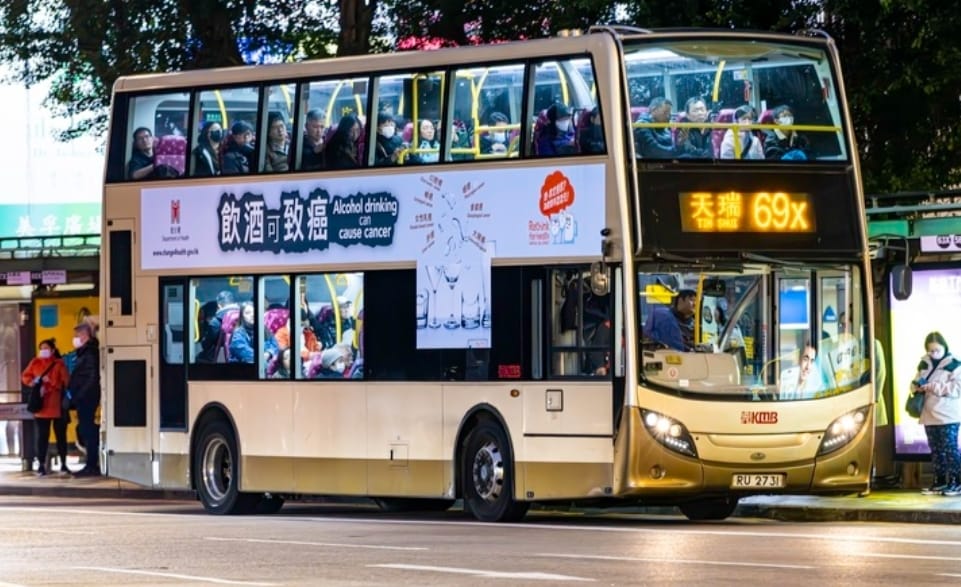 林健鋒指，曾見到巴士車身印有「飲酒可致癌」的大字廣告，「大煞風景，唔知攞景定贈慶」。（林健鋒提供）