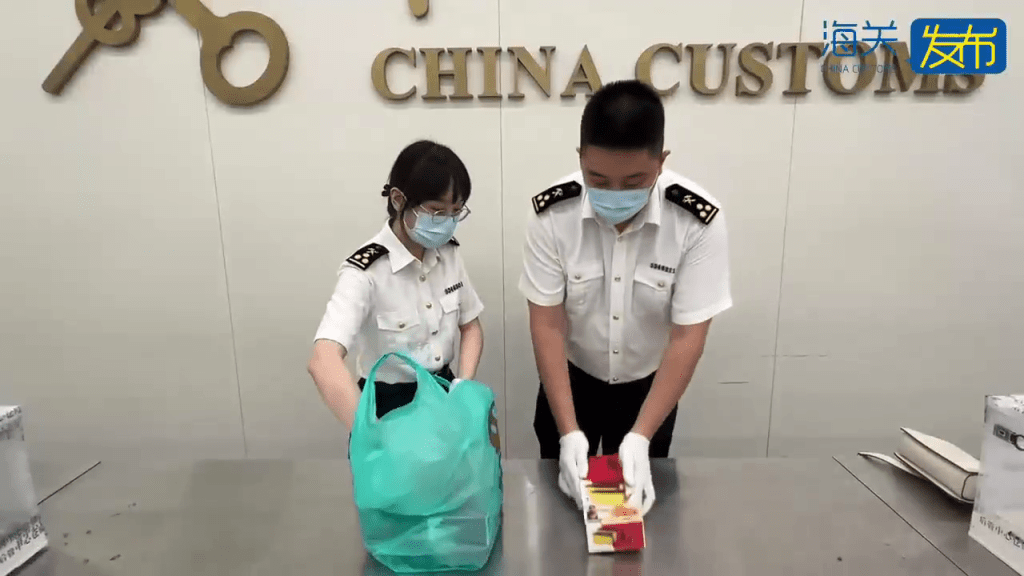 關員發現旅客所攜餅乾盒扎有小孔。 海關發布 關員發現旅客所攜餅乾盒扎有小孔。 海關發布