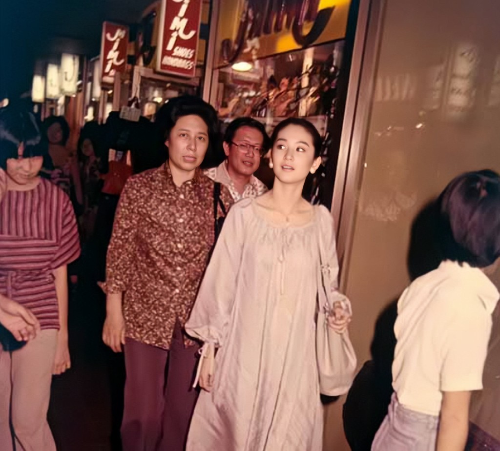 早前网上流传一辑林青霞在1977年与妈妈到马来西亚旅游的照片，充满星味。