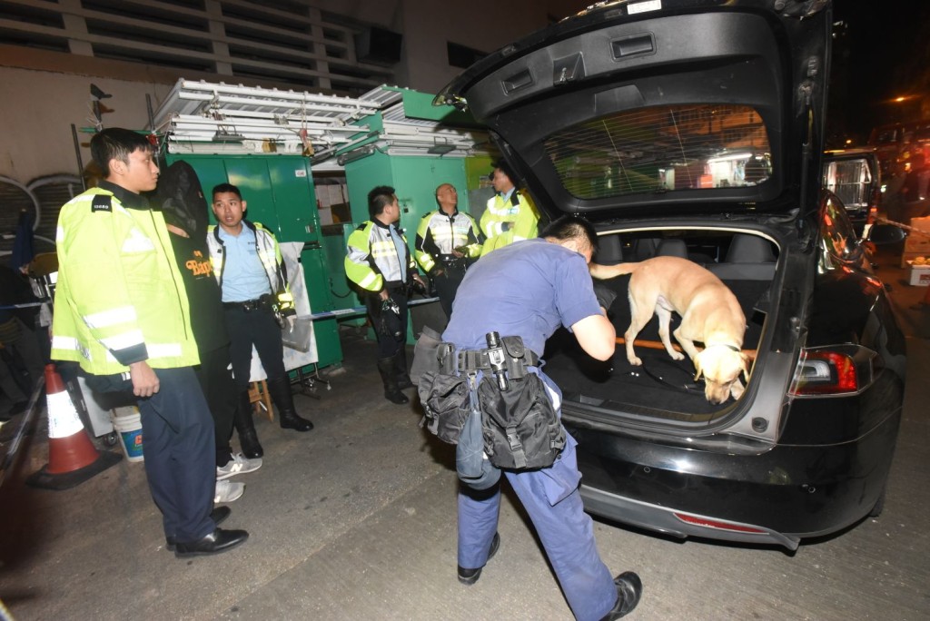 警方在車上搜出懷疑毒品