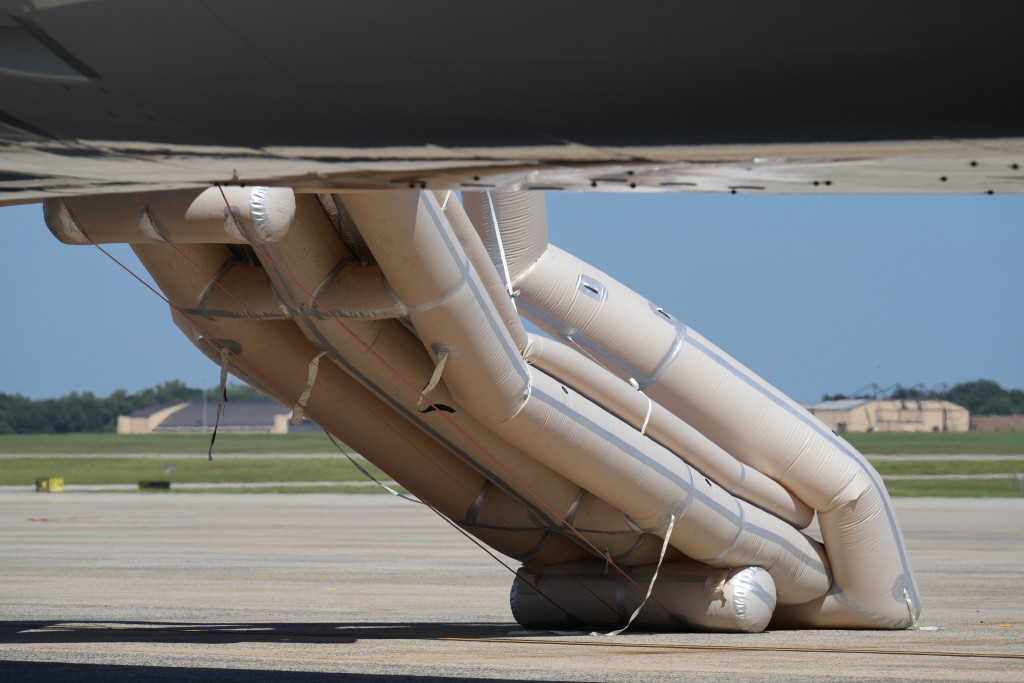 卡塔爾贈送的新「空軍一號」的一個巨大的充氣緊急逃生滑梯意外展開。美聯社 卡塔爾贈送的新「空軍一號」的一個巨大的充氣緊急逃生滑梯意外展開。美聯社
