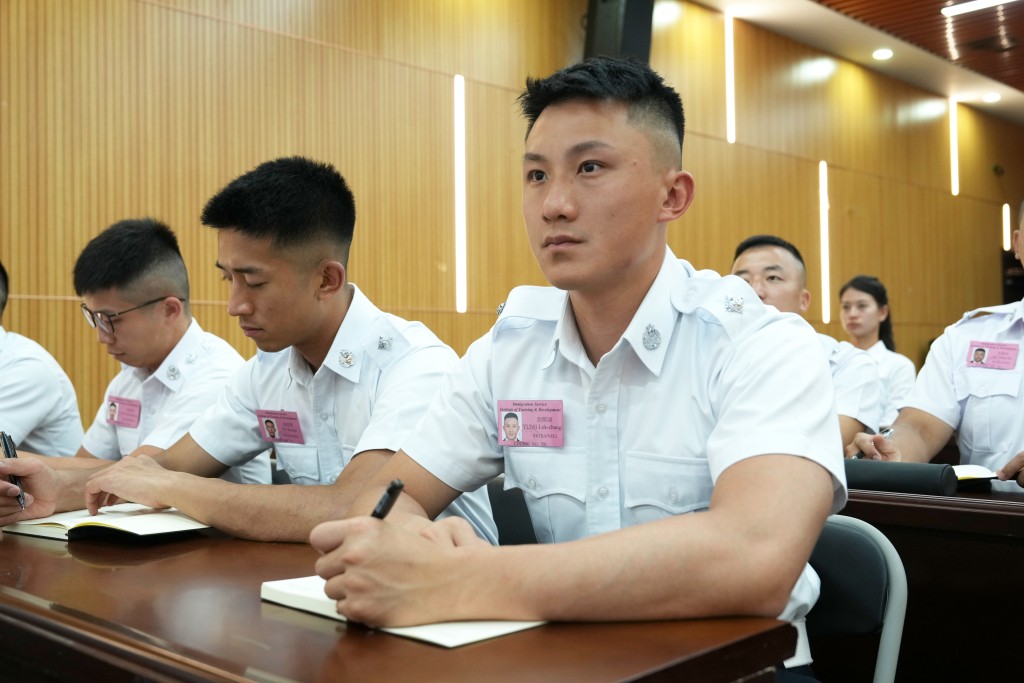 見習入境事務主任翁樂誦指在廣州參與培訓獲益良多。 見習入境事務主任翁樂誦指在廣州參與培訓獲益良多。