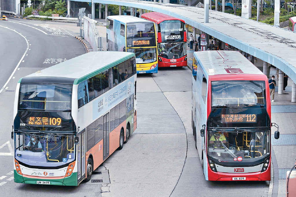 运输署研究立法，强制巴士、私人小巴、货车等乘客须佩戴安全带。