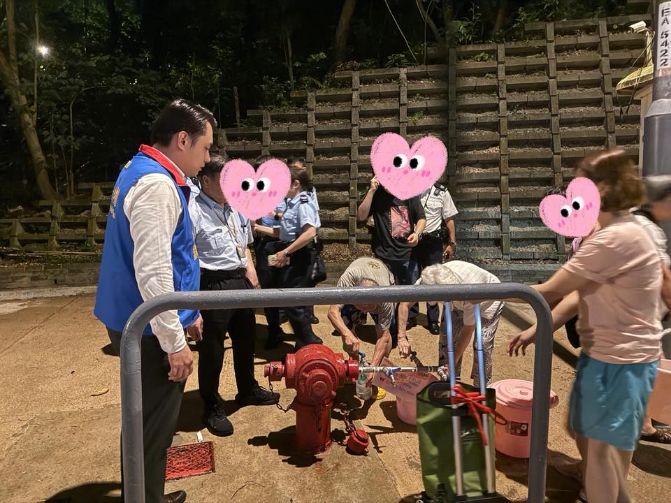 區議員朱煥釗(左一)視察居民在水車取用食水情況。(廣林苑業主立案法團主席王虎生提供) 區議員朱煥釗(左一)視察居民在水車取用食水情況。(廣林苑業主立案法團主席王虎生提供)