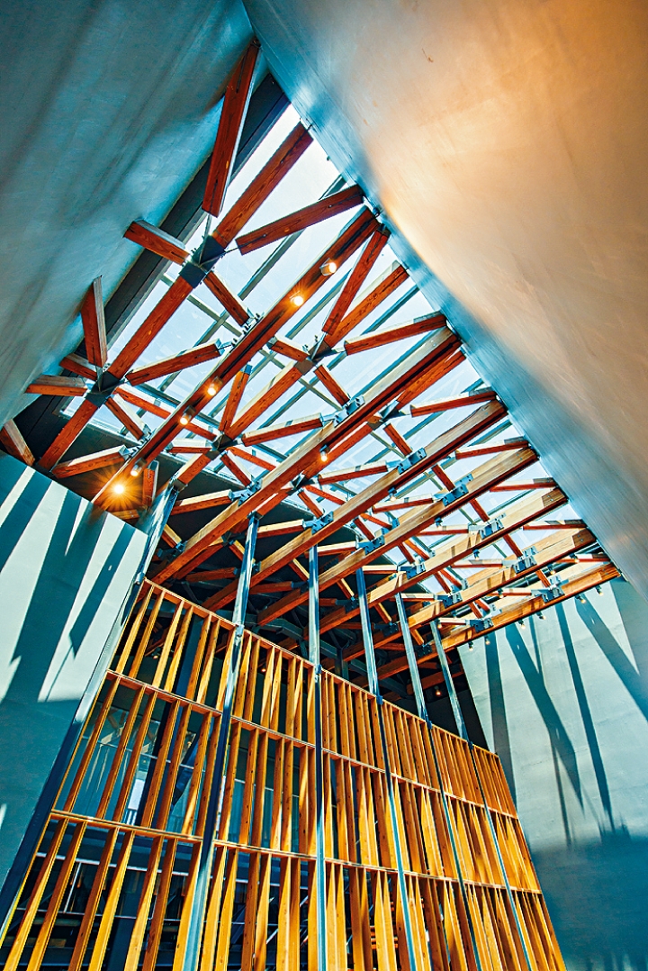 以黃檜格柵架設的簍空木屏風，饒富藏經閣的韻味。