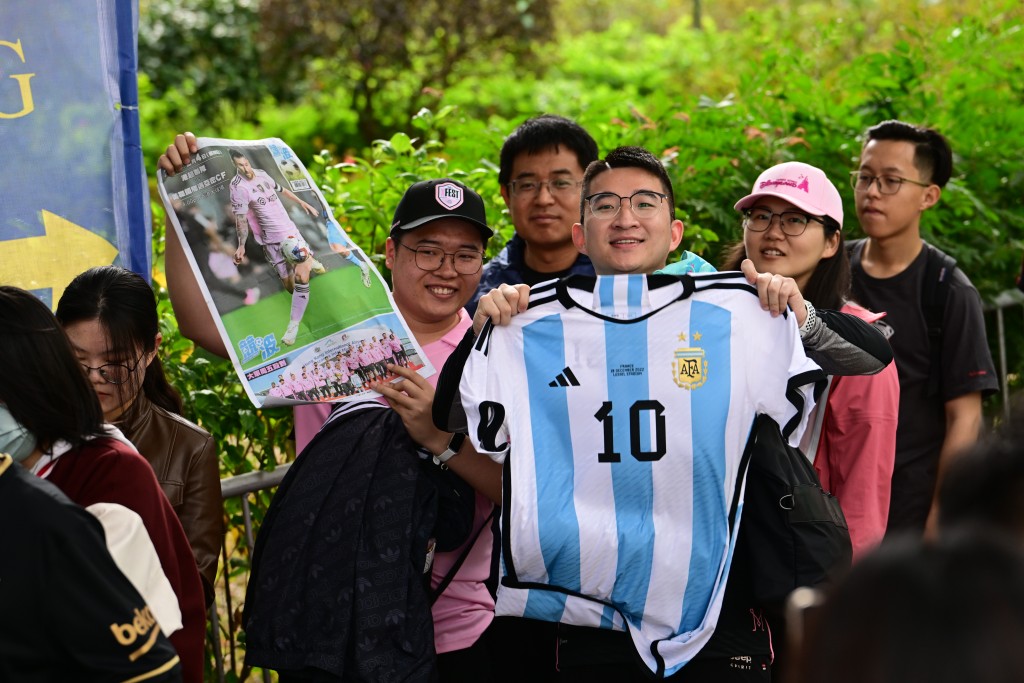 球迷除了身穿国际迈亚密的球衣，亦带上阿根廷球衣、球鞋、刊物等希望获得美斯签名。陈极彰摄