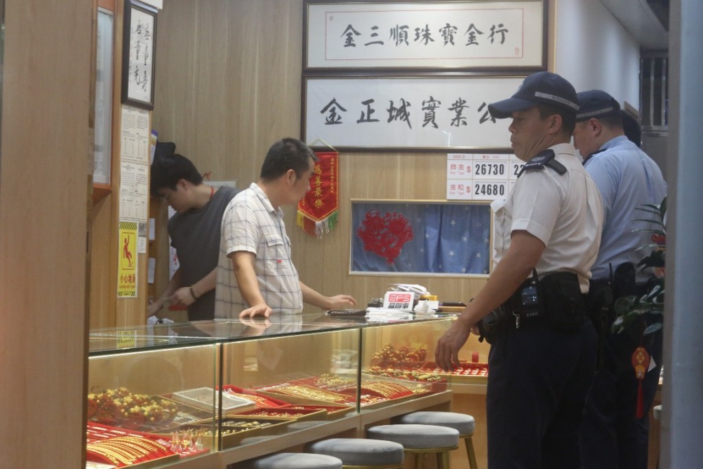 警员在金铺内调查。