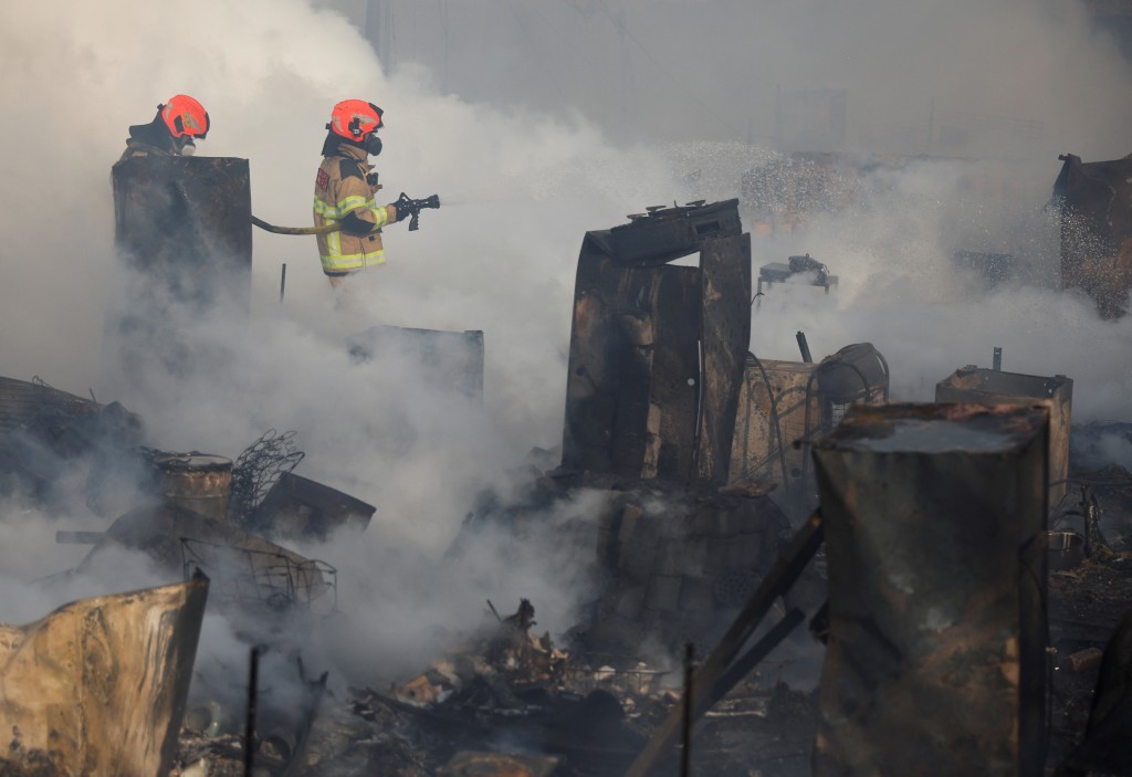 至少290名消防員及警員投入救火。路透社