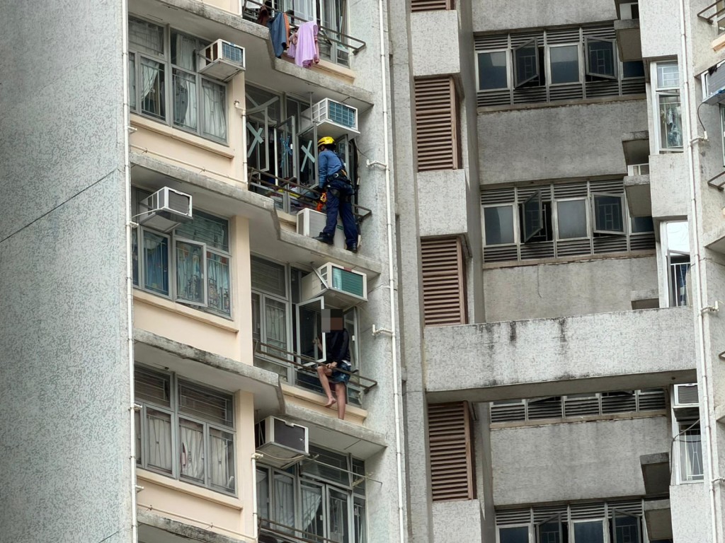 一名19歲青年危坐在窗邊簷篷的晾衫架上,險象環生。曾志恒攝 一名19歲青年危坐在窗邊簷篷的晾衫架上,險象環生。曾志恒攝