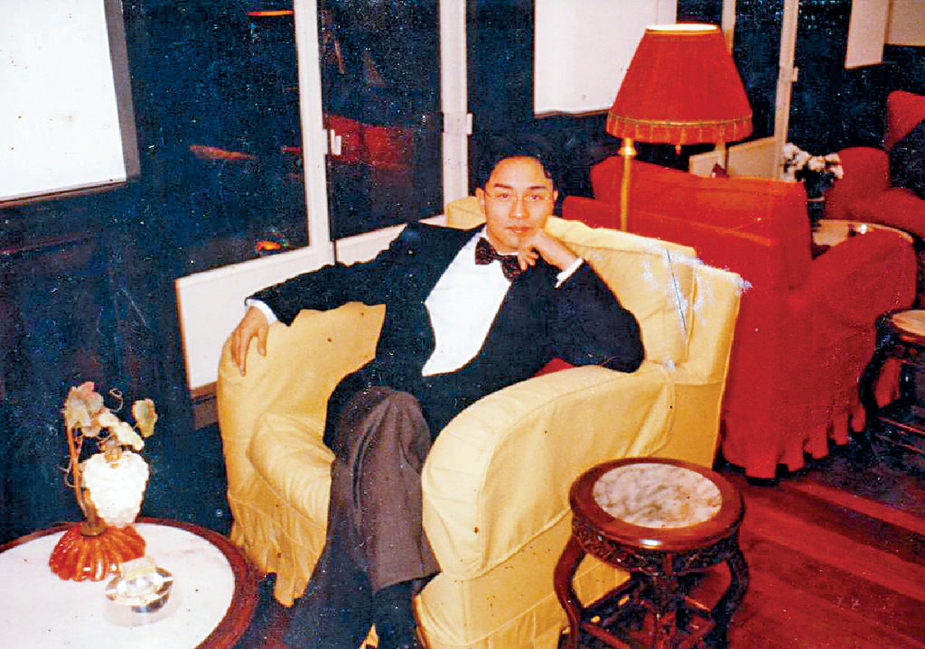 永遠男神
■絕密靚相之一，攝於中國會，穿上黑色西裝配黑色煲呔的哥哥斯文靚仔，盛裝打扮跟相熟傳媒去晚宴。