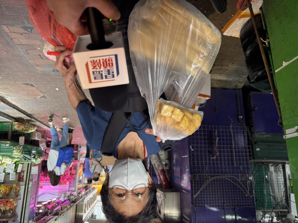 在「公和」購買腐乳十多年的老顧客張女士。 在「公和」購買腐乳十多年的老顧客張女士。